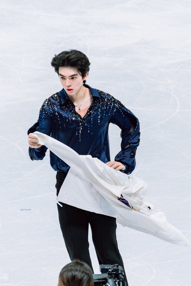 delayed3A's tweet photo. jun taking off his jacket during the 6 min warmup ๐๐๐ absolutely unreal face card
#4ContsFigure #JunhwanCha #์ฐจ์คํ https://t.co/gf2p0D1igK