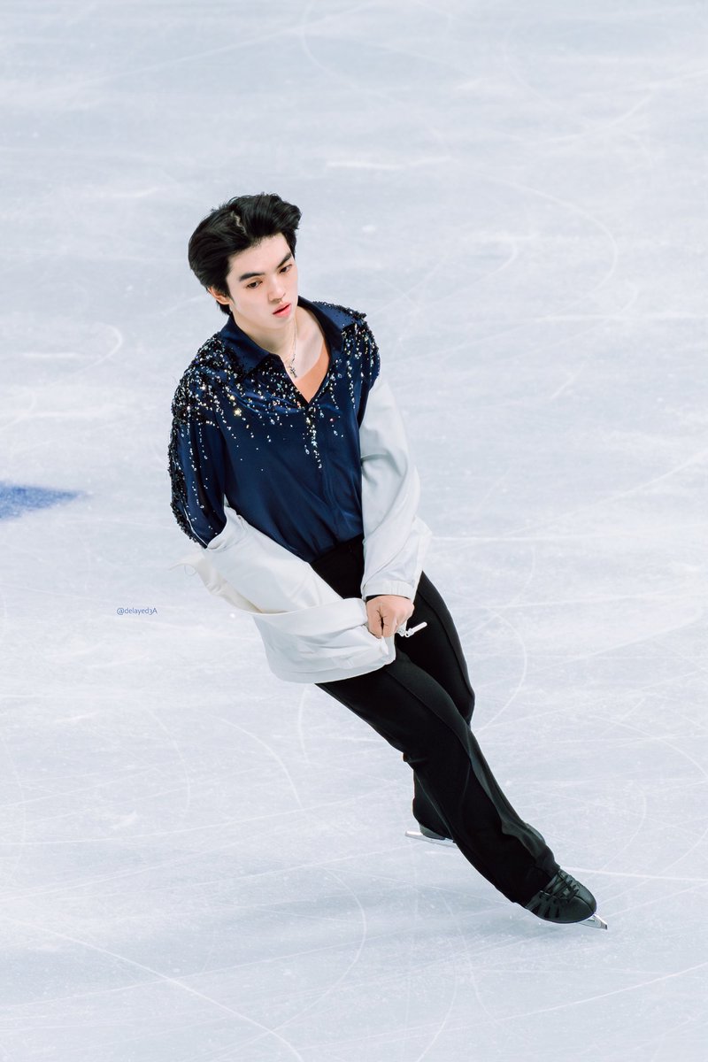 delayed3A's tweet photo. jun taking off his jacket during the 6 min warmup ๐๐๐ absolutely unreal face card
#4ContsFigure #JunhwanCha #์ฐจ์คํ https://t.co/gf2p0D1igK