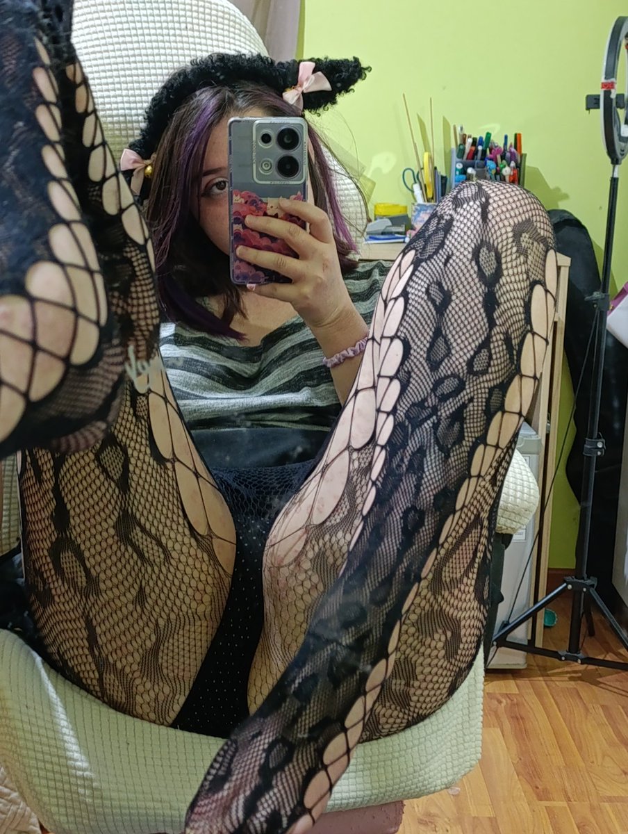 TsukaNyu's tweet photo. 🎀 Corderita con piernas animal print UwU https://t.co/F6an5qQebX