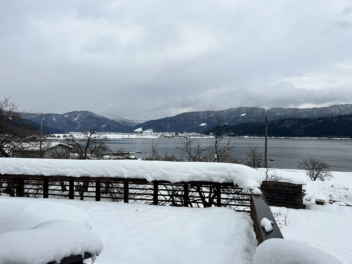 Bs1F5's tweet photo. 雪で一面真っ白な余呉
特急しらさぎ
徳山鮓さん
冷えた体に鴨鍋の暖かさがしみたー https://t.co/JV7q7cxiUp