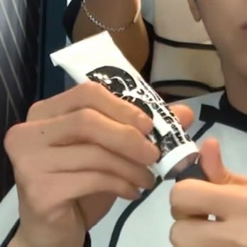 eaynoirj's tweet photo. The perfume that Yunho uses is Magnetic Santal from HausFog, which has the same scent as the hand cream^^ https://t.co/gUJ0cF9FN8