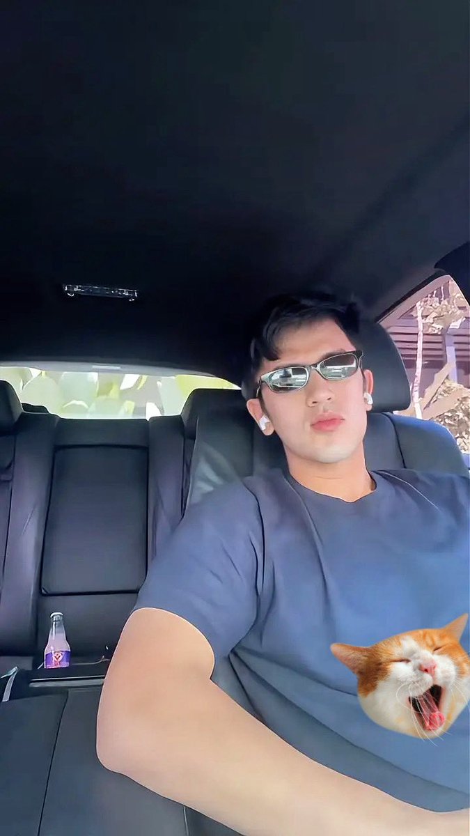 robeRoxanne's tweet photo. Nag-thirst trap ang ating Ginoo.☺️

While waiting? Basta love ko rin ang Ube Vitamilk D!💜

#DavidLicauco https://t.co/ZhsSeQ8wDZ
