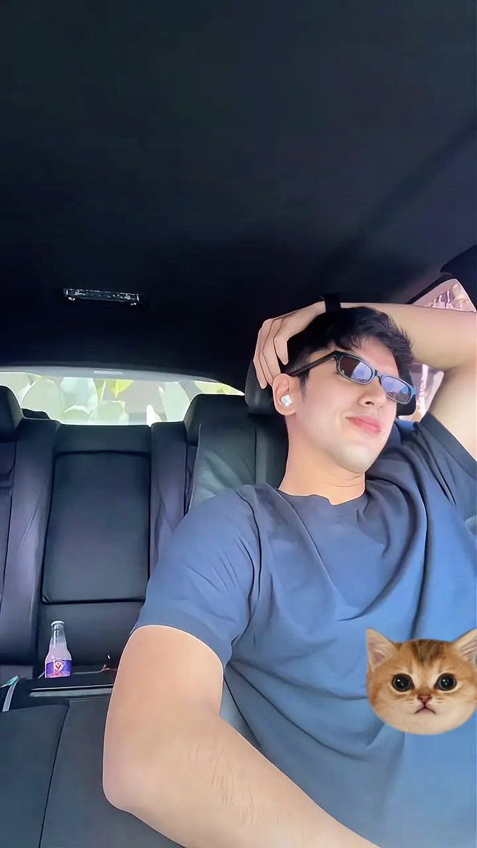 robeRoxanne's tweet photo. Nag-thirst trap ang ating Ginoo.☺️

While waiting? Basta love ko rin ang Ube Vitamilk D!💜

#DavidLicauco https://t.co/ZhsSeQ8wDZ