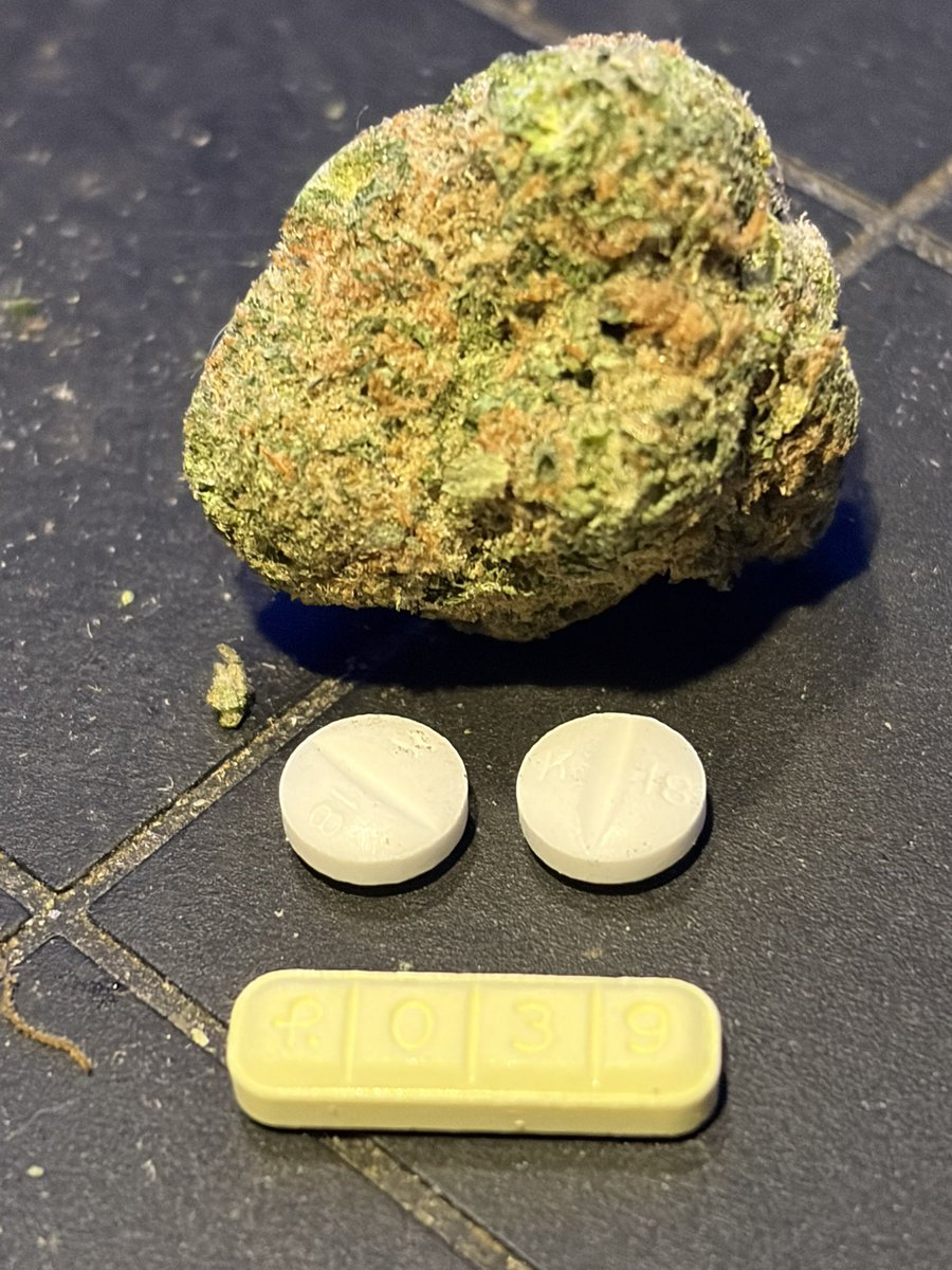 ShawnieSwisher's tweet image. See these hoes, we done ran through 'em
Xans, we done chewed 'em, lames, better salute 'em
#SLUMPED #SMOKEDATSHIT