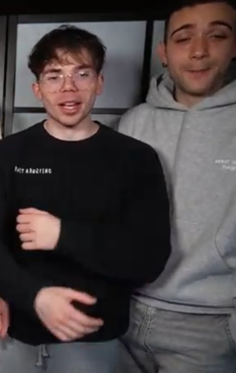 •°^•DOS COSAS`°•^🧡💙

1- <a href="/SoyJardred/">Jardred</a> intento darle palomitas en la boca a Awita y lo  rechazaron :c   F por jardines 💔

2- VIERON LA DIFERENCIA DE ALTURA DE ESTOS DOS?!?💀 
(Y pensar que Awita es mayor que Jardred)