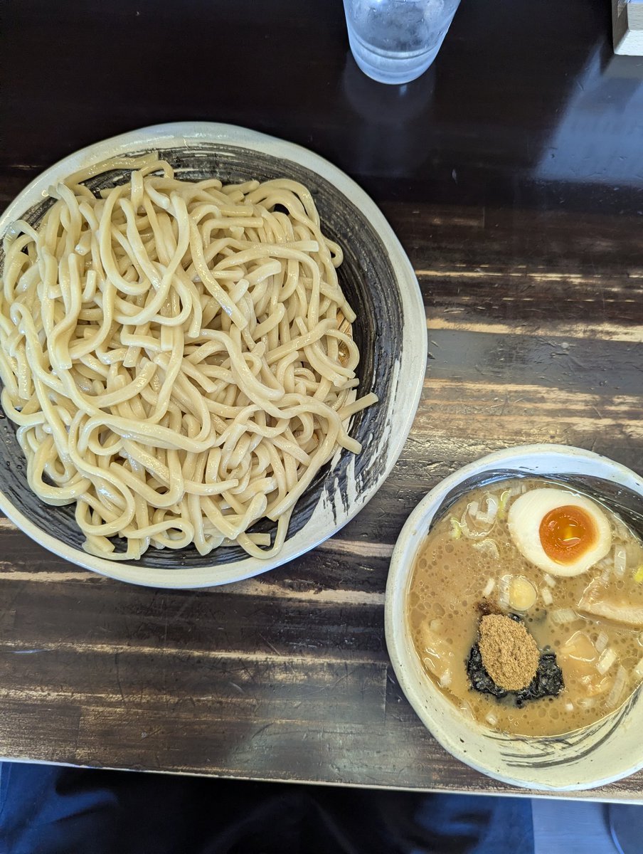 h4n1k4nd4_k40de's tweet photo. 散歩→血液検査→つけ麺。肝機能のチェックに加えて今回は甲状腺の項目を追加。A1cは5.1%、食後血糖は87mg/dlと正常値をキープ、引き続き体重管理とボディメイクの両立を図っていく。新たに下ろしたスタビリティは程良い反発力があるものの膝には優しそうな印象だ。
#ウォーキング #FLOATZIGSYMMETROS https://t.co/wQWGDngJct
