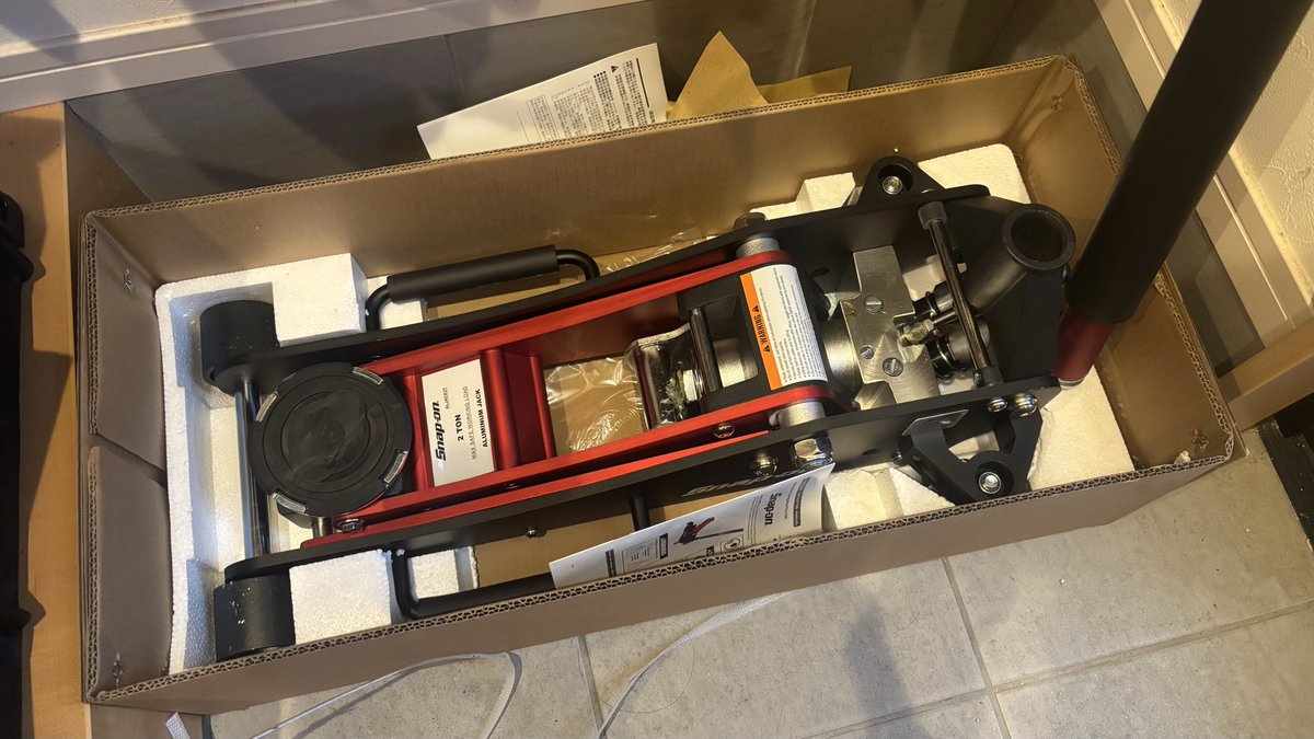 keyfor26's tweet photo. 長い眠りから覚めたガレージジャッキ
初仕事は事故車の移動
買っててよかったガレージジャッキ
そして再び眠りにつく https://t.co/mhltYyX0sD