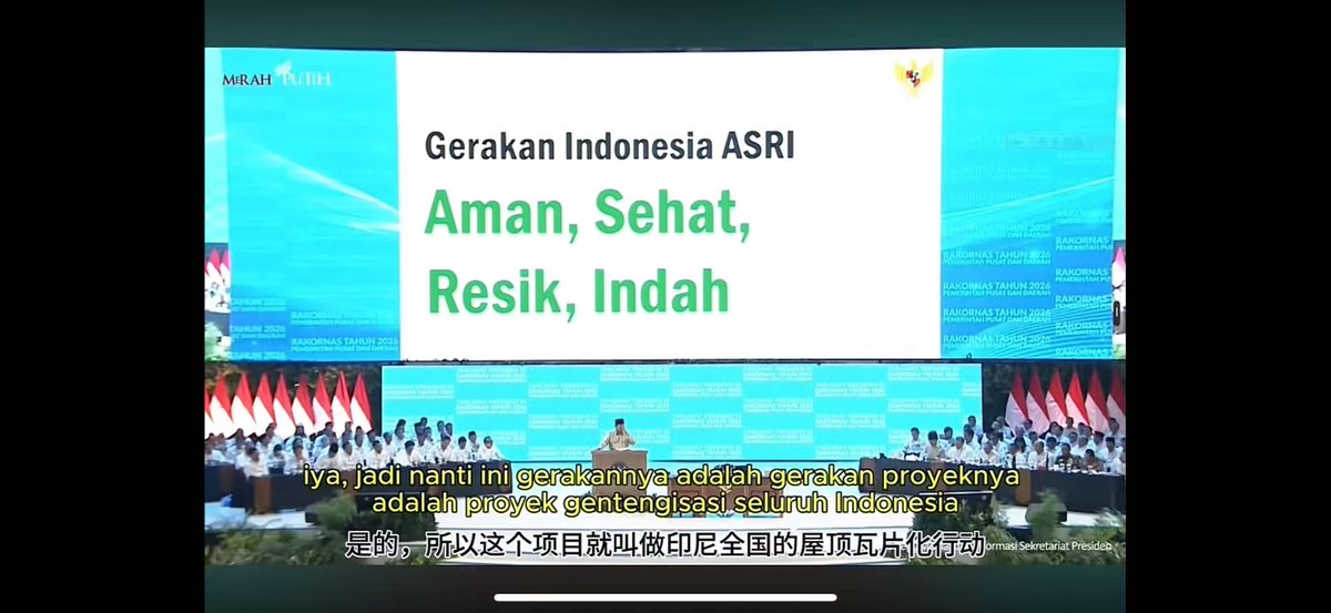 印尼总统普拉博沃近日表示，要把印尼的铁皮屋顶换成瓦片，他说：

生锈的屋顶代表退化，而印尼要崛起，要强大，要美丽，人民要幸福快乐！

有没有我国当时的“美丽乡村”既视感？ 

弄个生产瓦的建筑材料厂，赚点灰头狗脸的钱？
买一块荒山，卖做瓦的土？
屋顶光伏板？
更进一步，光伏瓦？