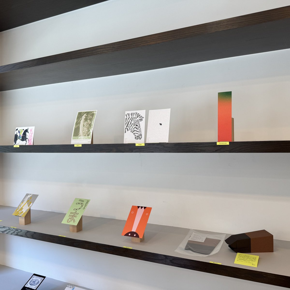 ありがたい事に今年も #クリエイター100人からの年賀状展 に出品させていただいております。

2026.1/22木-2/18水
11:00-18:00 土日祝：休
竹尾 見本帖本店（東京都千代田区）
takeo.co.jp/exhibition/mih…

実際に「竹尾紙太郎」さんに送った実物の展示。さすがに皆さん面白いです！