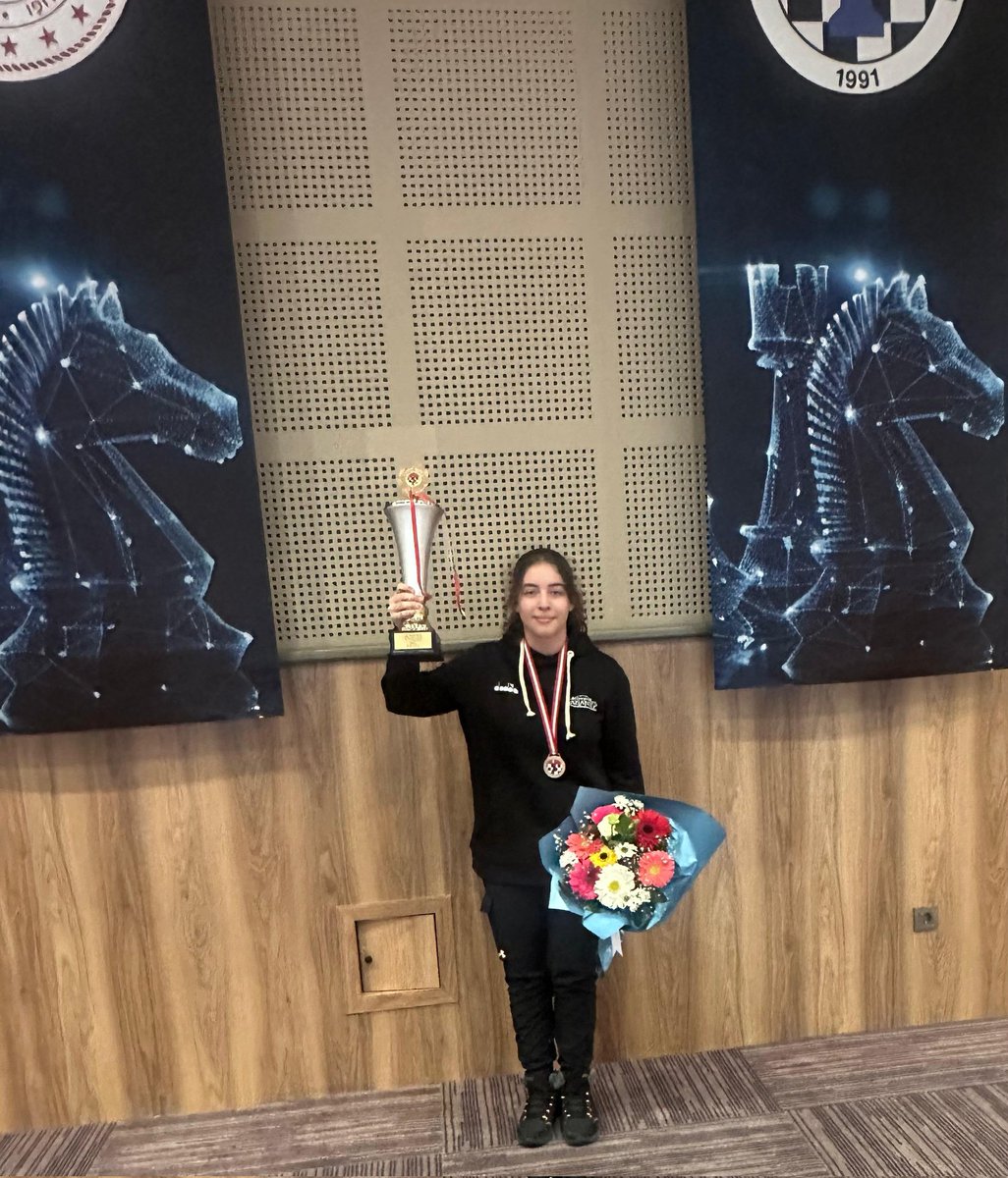 Türkiye Satranç Federasyonu’nun 2026 yılı faaliyet programı kapsamında düzenlenen Türkiye Küçükler ve Yıldızlar Satranç Şampiyonası'nda 15 Yaş Kızlar Kategorisi'nde mücadele eden GKV Özel Liseleri öğrencisi Beren Kalyoncu Türkiye ikincisi olmayı başardı.