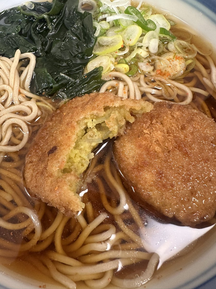 inumatic's tweet photo. 名代箱根そばの(カレー)コロッケそば美味しい。春雨が入っててプリプリ感が良い。 https://t.co/8vlO58DRpy