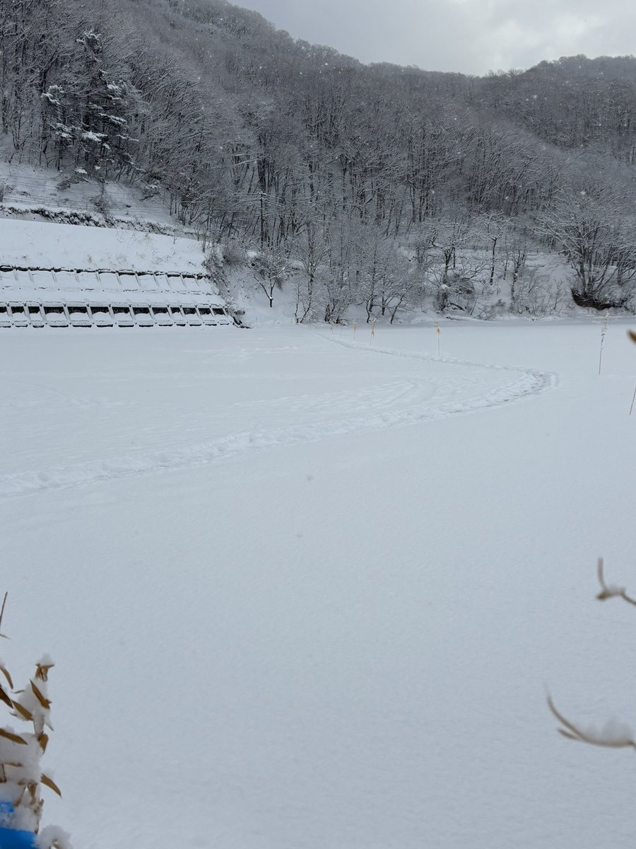 FishingLine03's tweet photo. 昨日3日は桧原湖へワカサギ釣りでした🎣
民宿ひばらわか月釣り座1番でした✌🏻
非常に厳しかったです🥲
ひばら丸のみなさんは早上がり。
わか月のみなさんも1人抜け2人抜けで
残ったのはオイラと越田さんと泊まりの方3人の合計5人でした😅
そんなこんなで釣果32匹でした､､､ https://t.co/lAPcdEjiiM