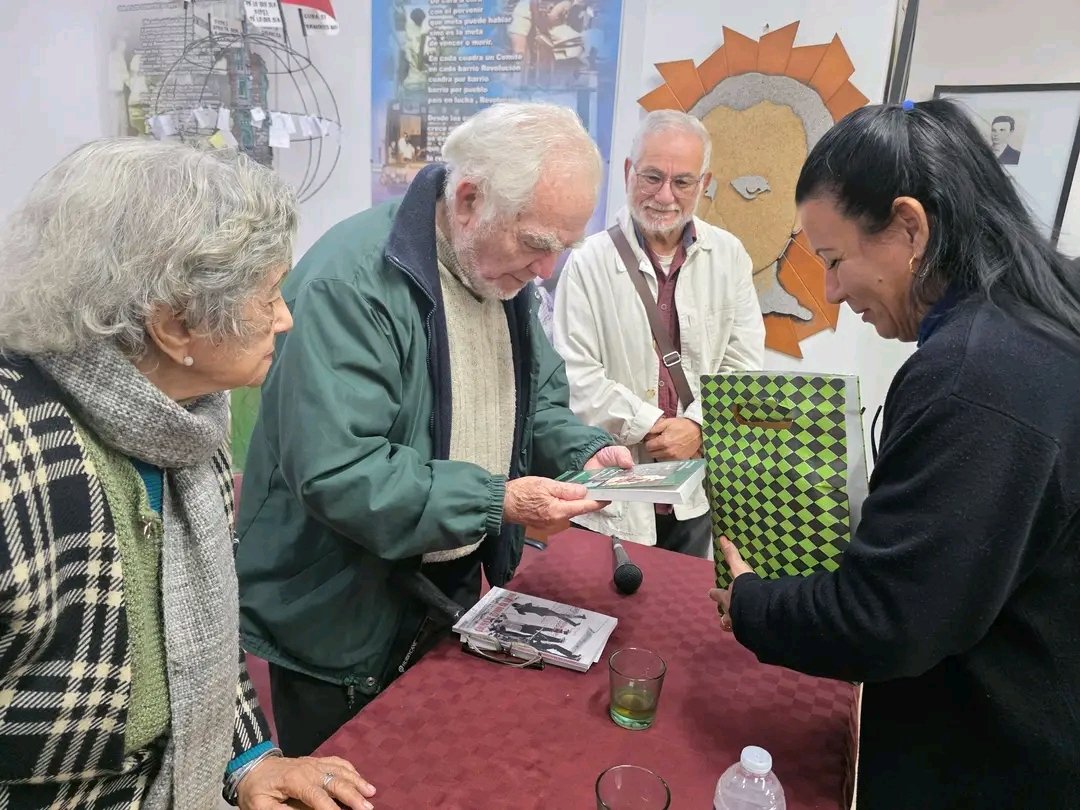 cdr_cuba's tweet photo. En el Museo "28 de Septiembre" de los #CDRCuba se presentaron los libros "Los padres de José Martí, Mariano y Leonor" y "Secretos de un Viaje". 
El acto sirvió para ratificar la vigencia del pensamiento de Martí y Fidel; la firmeza y coraje de nuestro pueblo.
#Cuba https://t.co/UvEovnAa4q