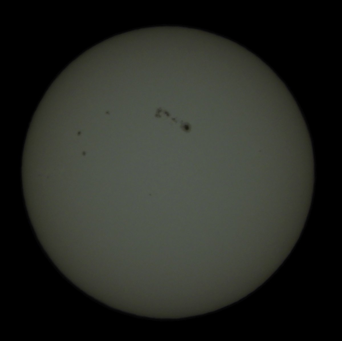 本日2026年2月4日12時半頃の太陽（上が天頂方向）です。大規模