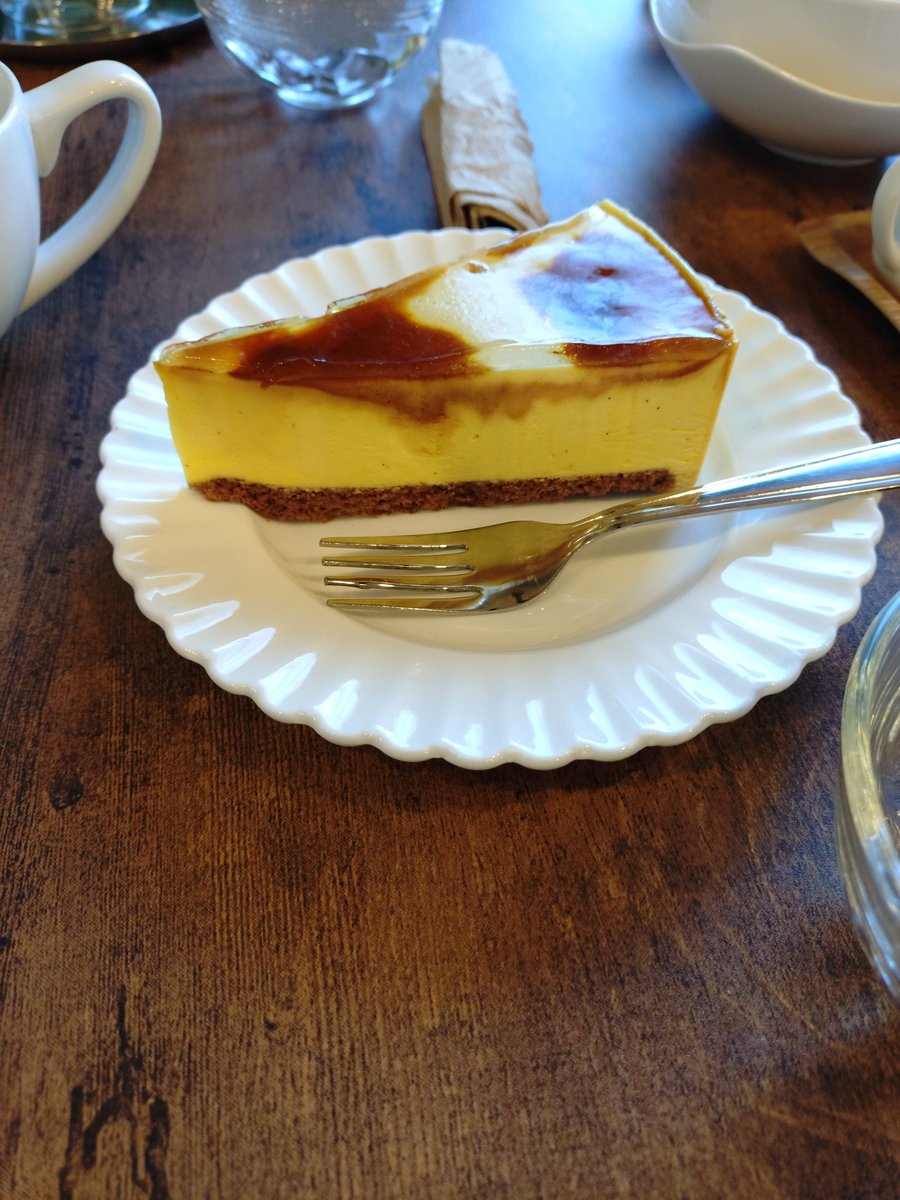 taatang29's tweet photo. 春光のカフェ #PPULL にて昼メシ後半戦☕

ガーリックバターライス→もち麦入ってて旨い
プリン→これプリンですか？と聞いてしまった😅
フレーバーティー→クレオパトラときうフレーバーティー

また来たい😄 https://t.co/gPxquurhlj