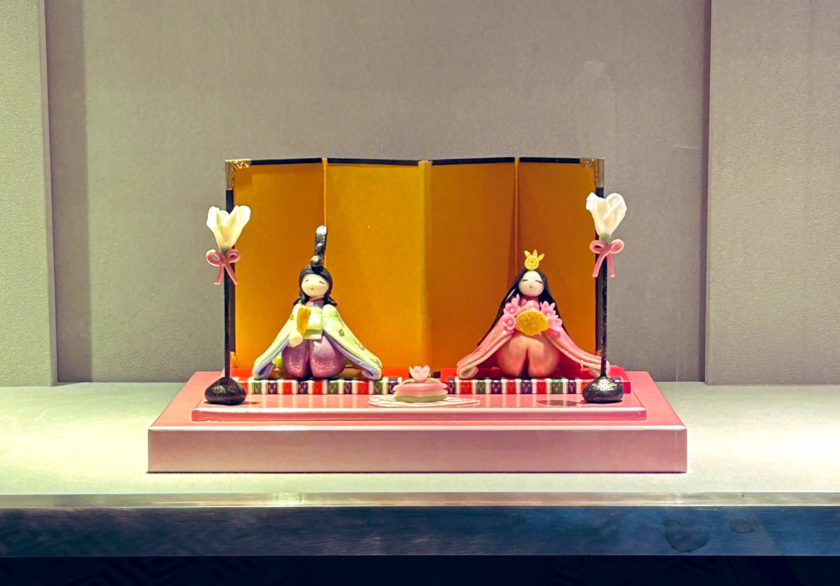 今日は立春🌸 お雛様を🎎
あるホテル内のショーウィンドウに飾っています☺️
インバウンドのお客様も多くお泊まりなので目に留まると嬉しいなぁ🥰
#クレイアート