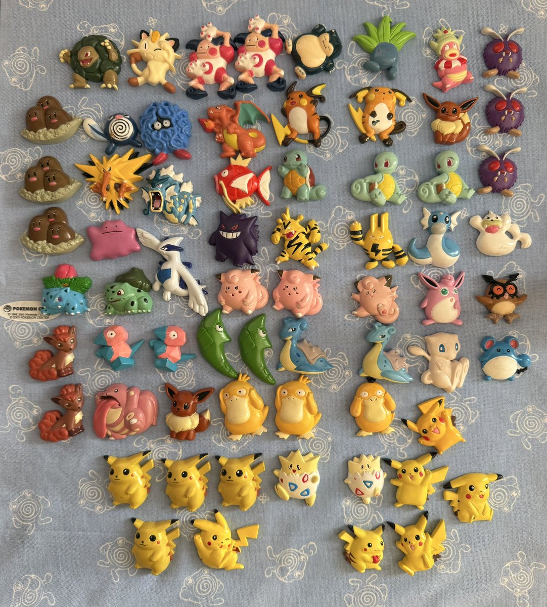 今の前の前の冷蔵庫とかにくっ付けていたポケモン磁石たち🥰ガチャだったと思うけど右の3列は裏の磁石の大きさが違うので後発品のようです。だいたい綺麗な状態なのだけどポケぇってしてるライチュウのお腹の汚れが取れないです😅
みなさんのお家の冷蔵庫にも付いてたんじゃないかしら？
#ポケモン磁石