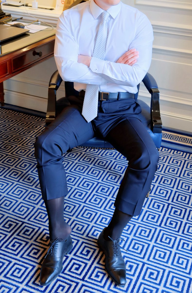 律一SuitSocks tweet media