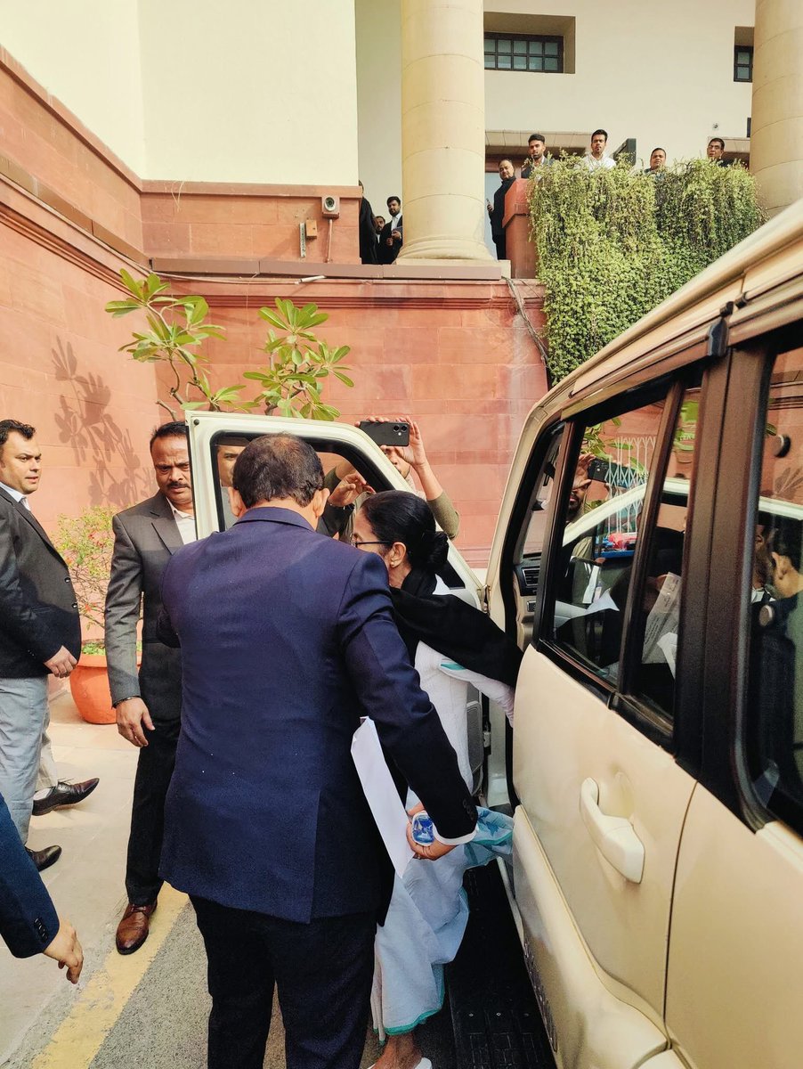 titu_dipankar's tweet photo. BIG BREAKING:

CM Mamata Banerjee reaches Supreme Court for hearing of a plea filed by her  challenging the ongoing SIR of electoral rolls in Bengal.

#DidiAtSupremeCourt https://t.co/3gEaEtJ6Zf