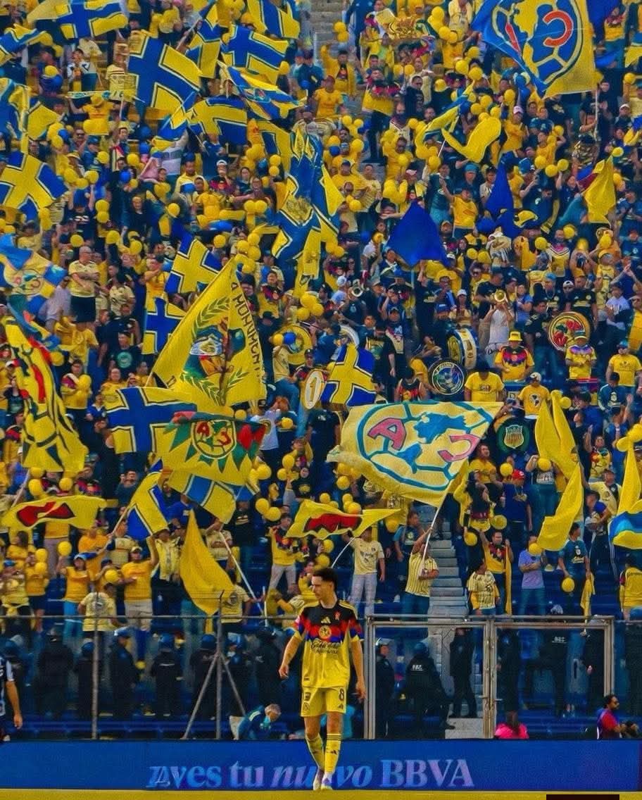 ¡LA FOTO QUE REPRESENTA A UNA LEYENDA! 🦅🥹

Álvaro Fidalgo lo dio todo por el Club América, con el apoyo de miles de estadounidenses.

Si alguien sabe qué significaba el Mago, muestren esta imagen. 😮 💨📷