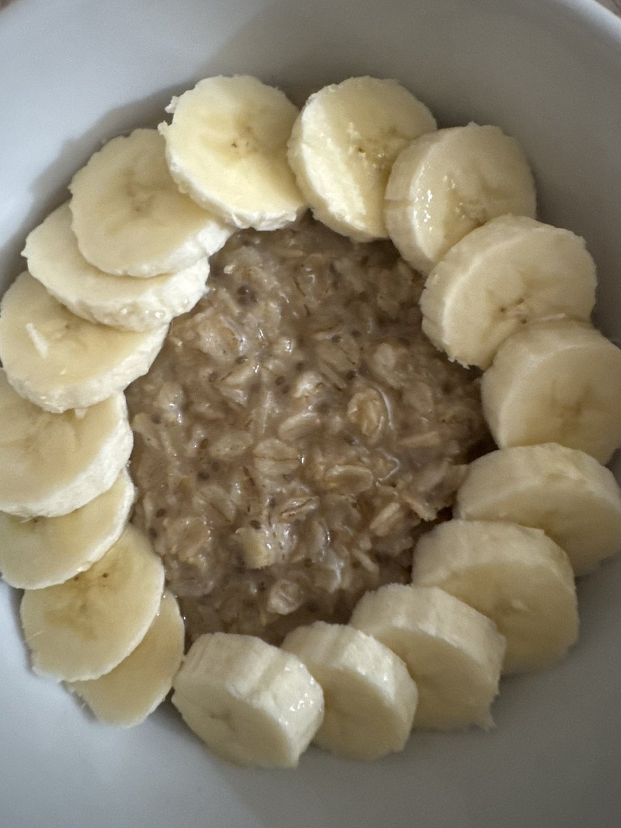 GalileeGregg's tweet photo. Oatmeal with chia seeds, honey, ground cinnamon &amp; banana! #health #healthy #chiaseeds https://t.co/FQ7GRQbUwl