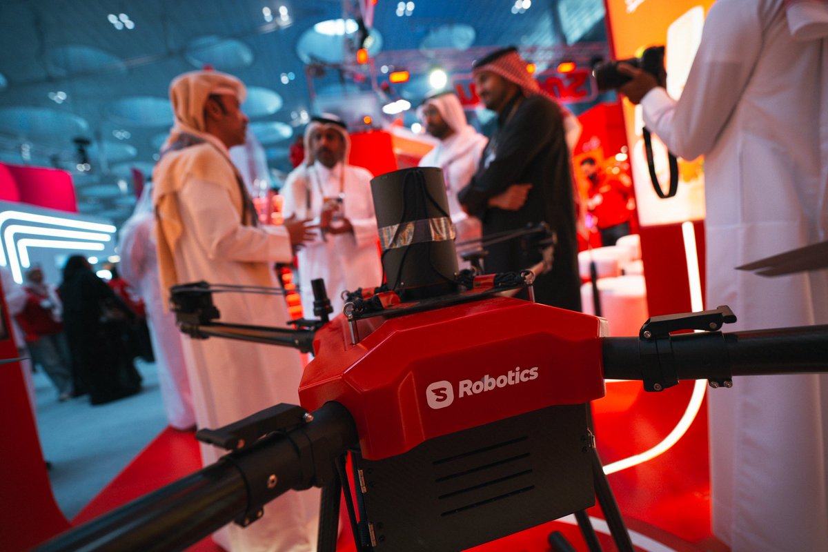 بينما ينشغل العالم بالحديث عن بناء الذكاء الاصطناعي (AI)، قطعنا في قطر خطوة أبعد…
مع إخواننا في مجلس قطر للبحوث والتطوير والابتكار بدأنا فعليًا ببناء أول Physical AI على مستوى العالم العربي، ومن أوائل التجارب عالميًا.

بكل بساطة:
سيصبح للروبوت عقل… يفهم، يتعلم ، ويفكر .

شكراً