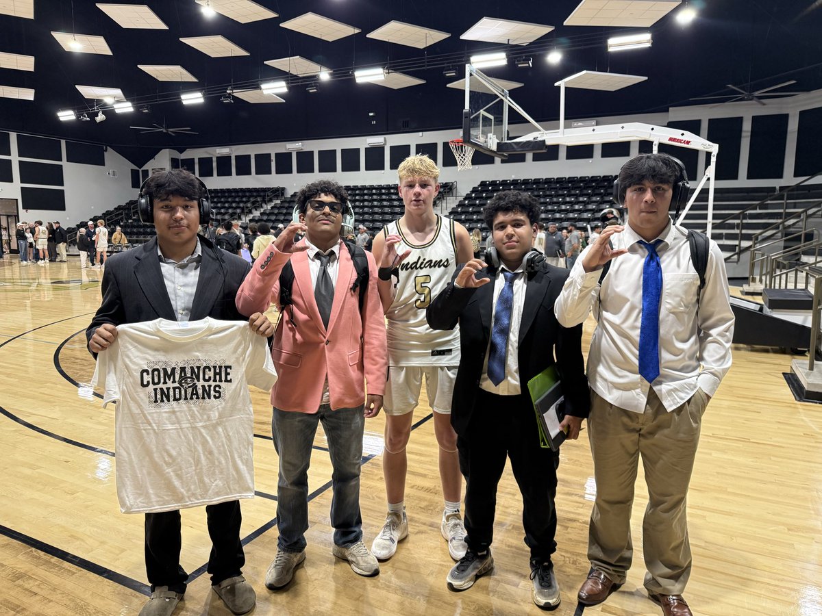 CoachEscobar45's tweet photo. ESPN Nueve was in Comanche tonight! @LaDainianSmith_ @Zaden_Tello  Great wins by the Maidens &amp; Indians! @DallasGiLlette5 getting the final interview!  @Matt_Stepp817 @ComancheTXTr1be #TCB #RollTribe #RepTheC https://t.co/YqrcrkuJoT