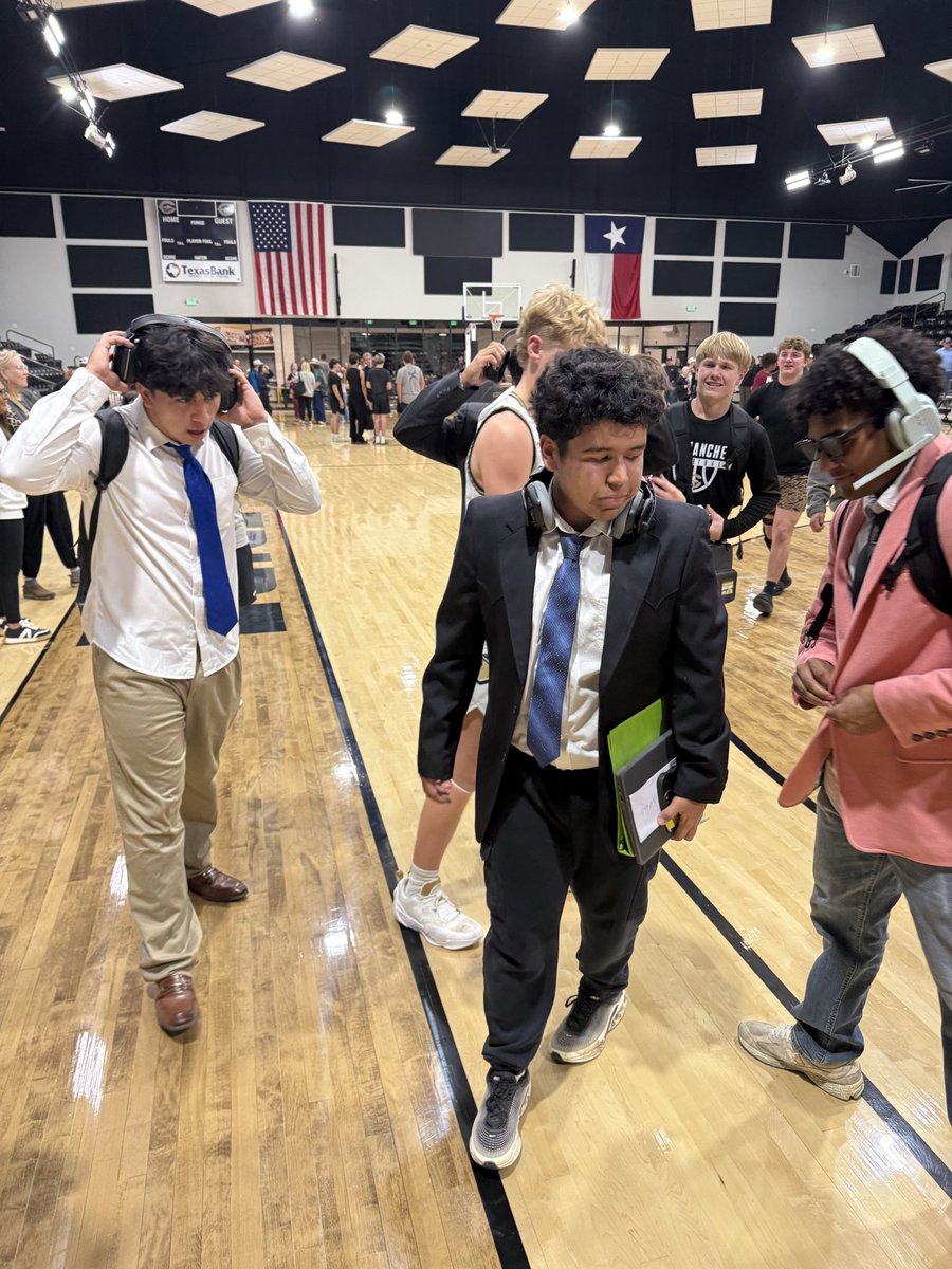 CoachEscobar45's tweet photo. ESPN Nueve was in Comanche tonight! @LaDainianSmith_ @Zaden_Tello  Great wins by the Maidens &amp; Indians! @DallasGiLlette5 getting the final interview!  @Matt_Stepp817 @ComancheTXTr1be #TCB #RollTribe #RepTheC https://t.co/YqrcrkuJoT