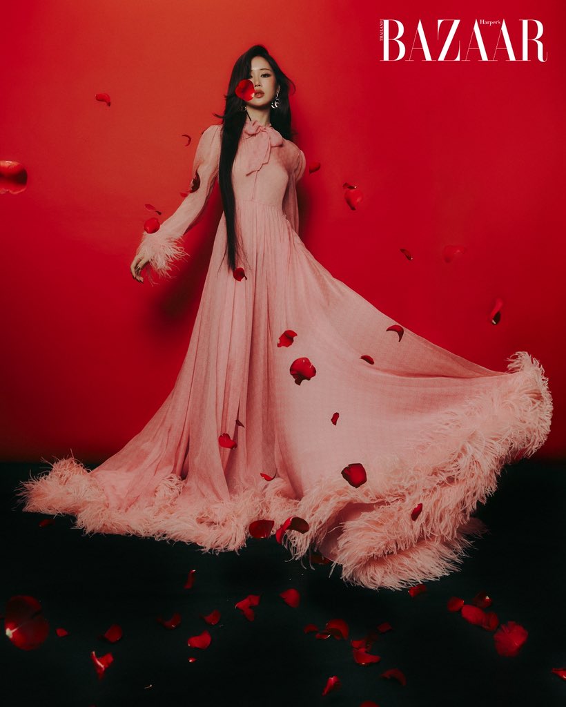 “ผมว่านิยามความรักของผม มันคือความพอดีกัน มันคือความสบายตัวเวลาที่เราอยู่ด้วยกัน เวลาคนสองคนมาอยู่ด้วยกันแล้วสามารถเป็นตัวเองได้ ส่งเสริมกันทั้งในเชิงความรู้สึกและด้านอื่นๆ” และ “เจนคิดว่า นิยามของเจนน่าจะเป็นการให้เกียรติกันและก็เข้าใจกันค่ะ”

#Bbillkin #Janeeyeh
#BAZAARThailand