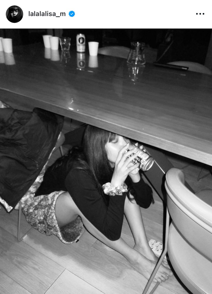 เหมือนอยุในวงเขียวลิซ่า รู้สึกสนิทกับชีมาก😂 แล้วชีไปนั่งกระดกใต้โต๊ะทำไม ทำดีๆเราเป็นดารา 55555555555555555555555555555555555