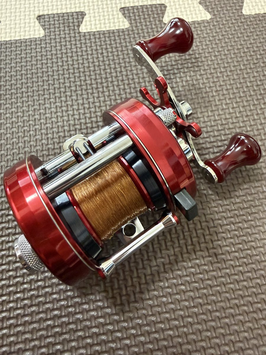 pitagora_19's tweet photo. オフセット7.5mmって思った以上に効果がある
そしてサムバーが丸いのも地味にフィット感が良い
リールはライン込みで213gにまで軽量化できた
#Avail
#ABU
#2500C https://t.co/rG74G1NHSZ