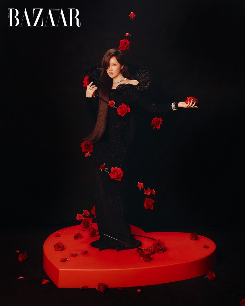 เปิดสัปดาห์ด้วยภาพแฟชั่นเซ็ตของสองนักแสดงมากคาแร็กเตอร์ ’บิวกิ้น พุฒิพงศ์’ และ ‘เจนเย่ เมธิกา’ ที่มาพร้อมกับลุคจากคอลเลกชั่น Gucci: La Famiglia Demna ในแฟชั่นเซ็ตฮาร์เปอร์ส บาซาร์ ประเทศไทย เดือนกุมภาพันธ์ 2026

#GucciLaFamiglia 
#Bbillkin #Janeeyeh  
#BAZAARThailand