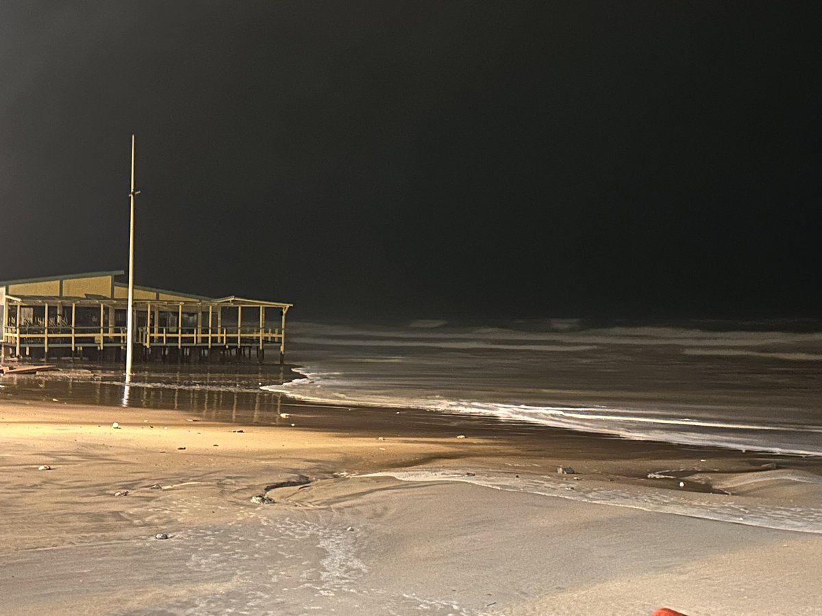 No es arena. Es espuma de mar. El agua ha alcanzado esta noche el Paseo Marítimo de Cádiz