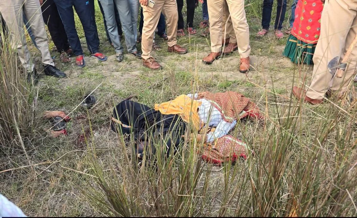 सवाई माधोपुर जिले के बोली में बदमाशों ने दिन दहाड़े एक वृद्ध महिला के दोनों पैर काटकर उसकी बेहरमी से हत्या कर चांदी के कड़े लूट ले गए।

प्रदेश में खुलेआम लूटपाट हत्या जैसी घटनाएं आम हो गई है 

राजस्थान में <a href="/BhajanlalBjp/">Bhajanlal Sharma</a> जी द्वारा मानव सुरक्षा शून्य दिखाई दे रही है। शर्मनाक!