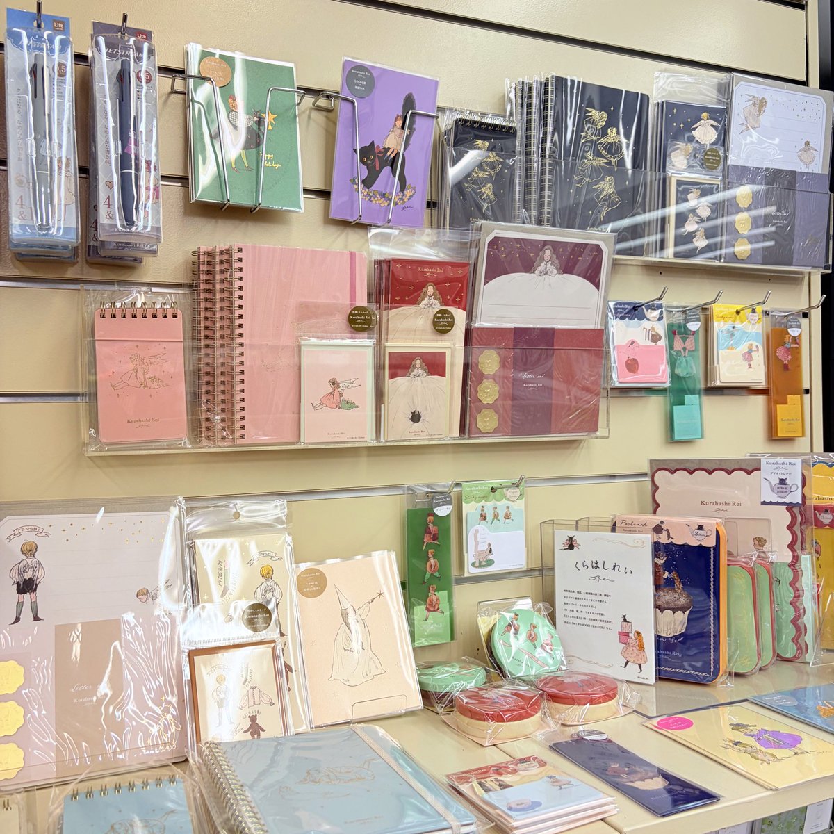 大人気のくらはしれい文具シリーズ2階にて展開中🫧

おすすめは新商品の「夜空の瞬き」箔押しシリーズで、角度や光の当たり具合によってキラキラ具合が変化する箔にうっとりしちゃいます🌙* :ﾟ

他にもアフタヌーンティーシリーズやジェットストリームの多色ペンなどもございます☕️💭