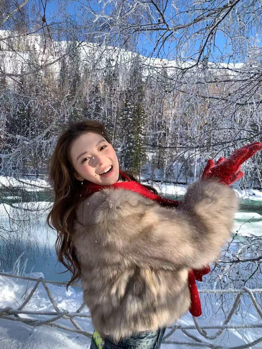 This Spring Festival, head to Altay for pure snow joy! Wrap up in a fluffy coat, pull on your warm boots, and move freely between snowy forests and frozen streams. Cozy, beautiful, and perfect for winter photos you’ll want to capture!