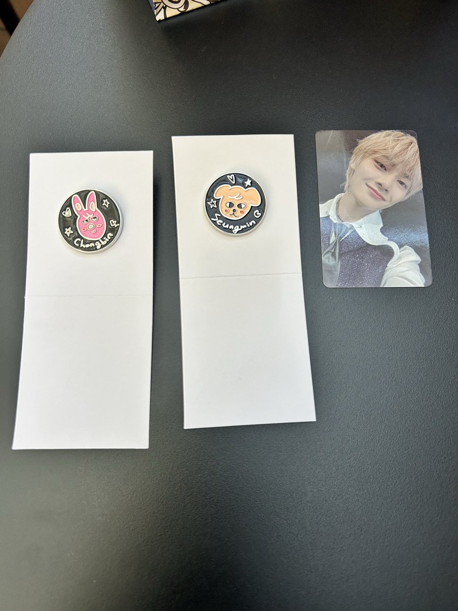 aaa_urahida1998's tweet photo. stray kids スキズ　エキシビジョン Exhibition 展覧会 購入特典　トレカ　ピンバッチ　交換

【譲】ピンバッチ　🐷、🐶
　　購入特典　🦊

【求】ピンバッチ　🐤、🥟
　　購入特典　🐺、🐤、🥟

現在丸ビル現地におります。
お気軽にお声がけください。 https://t.co/cBmVbn32rc