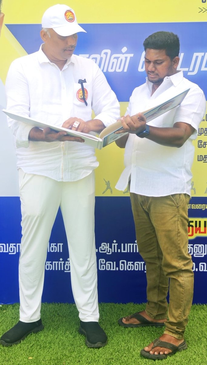 babu2577's tweet photo. கடந்த 2025 செப்டம்பர் மாத முதல் வாரத்தில் நான் தஞ்சைக்கு சென்றிருந்தேன் அப்போது தஞ்சை மாவட்ட இளைஞரணி துணை அமைப்பாளர் அன்புத்தம்பி தஞ்சை @udhayanithieee அவர்கள் ஆர்வத்தோடு என்னிடத்தில் வந்து அண்ணே "நம்ம இளந்தலைவர்  பிறந்த நாளை முன்னிட்டு தஞ்சாவூர்ல இளைஞர் அணி சார்பாக *அண்ணாவின் பிறந்தநாளில் தொடங்கி அண்ணனின் பிறந்தநாள் வரை* என்ற தலைப்பில் *75 நிகழ்ச்சிகள்* நடத்த போறேன் என்று சொன்னார்.
நானும் "நல்லா இருக்கு But கம்மியா சொல்லிட்டு நிறைய நிகழ்ச்சிகள் நடத்தலாம், ஆனால் நிறைய சொல்லிட்டு கம்மி ஆகிடக்கூடாது கவனமாய் இருந்து நல்லா பிளான் பண்ணி பண்ணு, செலவு செய்வதையும் கவனத்தில் வைத்துக் கொள் " என்று அறிவுறுத்தி வாழ்த்தி விட்டு வந்தேன். 

 அவர் சொன்னதைப் போலவே செப்டம்பர் 15லிருந்து பல்வேறு விதமான மக்கள் பயன்பெறும் நிகழ்ச்சிகளையும்,  விளையாட்டு நிகழ்ச்சிகளையும் நடத்த தொடங்கி நவம்பர் 27 கழக இளைஞரணி செயலாளர் நம் வருங்காலம் மாண்புமிகு துணை முதல்வர்  அண்ணன் @Udhaystalin அவர்களின் பிறந்தநாள் வரை 75 நிகழ்ச்சிகளை நடத்தி முடித்து அந்நிகழ்ச்சியின் நினைவு பரிசோடு என்னை வந்து சந்தித்தார்.
 மிகப்பெரிய இலக்கை எடுத்துக்கொண்டு அதை வெற்றிகரமாக செய்து காட்டிய அன்புத் தம்பியை மிகுந்த பெருமிதத்தோடு பாராட்டி வாழ்த்தி மகிழ்ந்தேன்.
பொது வாழ்க்கையில் பல முன்னேற்றங்கள் அடைந்திட வாழ்த்துகிறோம். 🖤❤️
திமுக வெல்லும்!
திமுக கூட்டணி மட்டுமே வெல்லும்!!
@mkstalin @Anbil_Mahesh @Dayanidhi_Maran @arivalayam @dmk_youthwing @dmksdwing