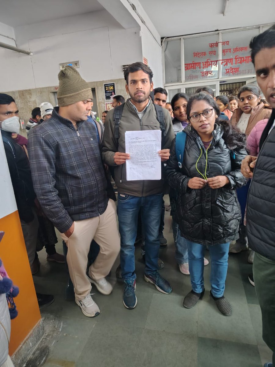 c70718's tweet photo. UPPSC नर्सिंग ऑफिसर भर्ती 2023 (1200 पद) में चयनित होने के बाद मेडिकल कॉलेज अलॉट हो चुका है, फिर भी अभी तक जॉइनिंग लेटर जारी नहीं हुआ। सभी चयनित अभ्यर्थी अनिश्चितता में हैं। कृपया शीघ्र कार्रवाई करें। @ChiefSecyUP @CMOfficeUP @brajeshpathakup @kpmaurya1 https://t.co/WtWPfShqKU