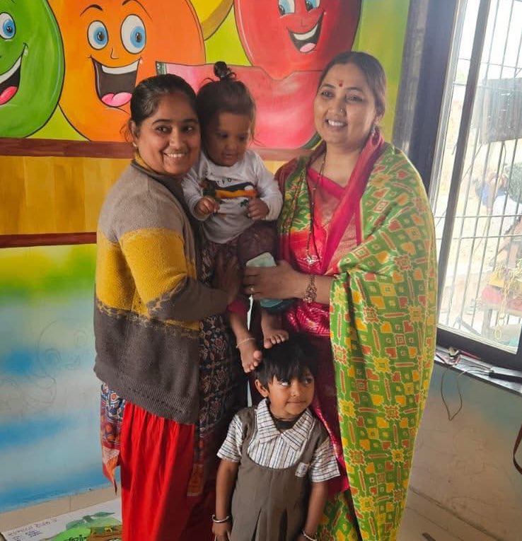 “આંગણવાડી: બાળપણને ઘડતું સંસ્કાર અને સંભાળનું કેન્દ્ર”

'વિકસિત ભારત - જી રામ જી અધિનિયમ' અંતર્ગત લોધિકા તાલુકાના મેટોડા ગામે આવેલી આંગણવાડીની રૂબરૂ મુલાકાત કરી બાળકોના સર્વાંગી વિકાસ માટે ચાલી રહેલી વિવિધ પ્રવૃત્તિઓનું નજીકથી અવલોકન કર્યું.