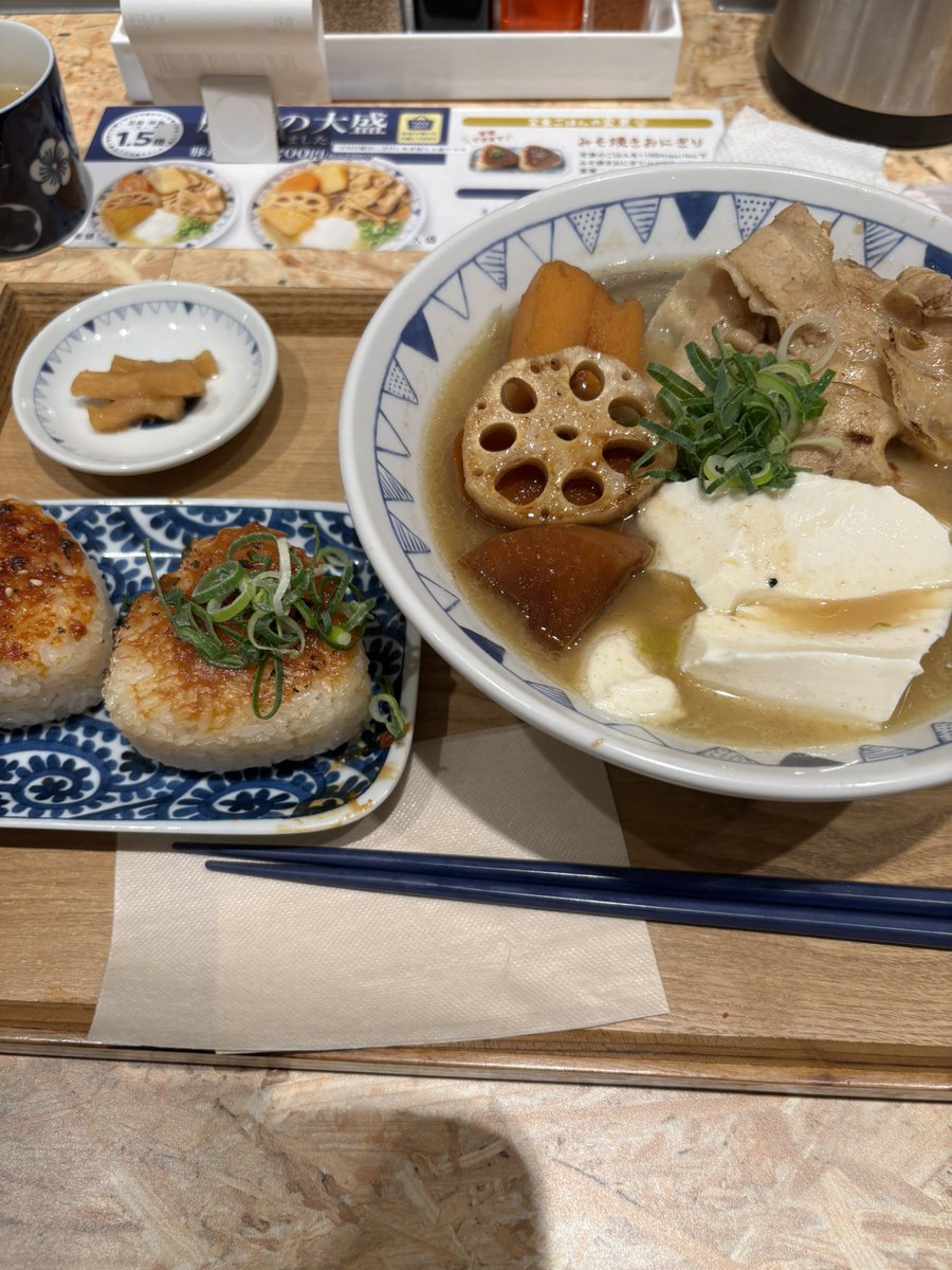 今日はオフでららぽーとの北館3Fにできたレストラン街の一つごちとんのお店にランチしてきたよ♪
代々木にある本店は行った事あったからららぽ内にできてメッチャ嬉しい！
野菜ごろごろのごちそう豚汁とネギ味噌焼きおにぎりの定食を注文。