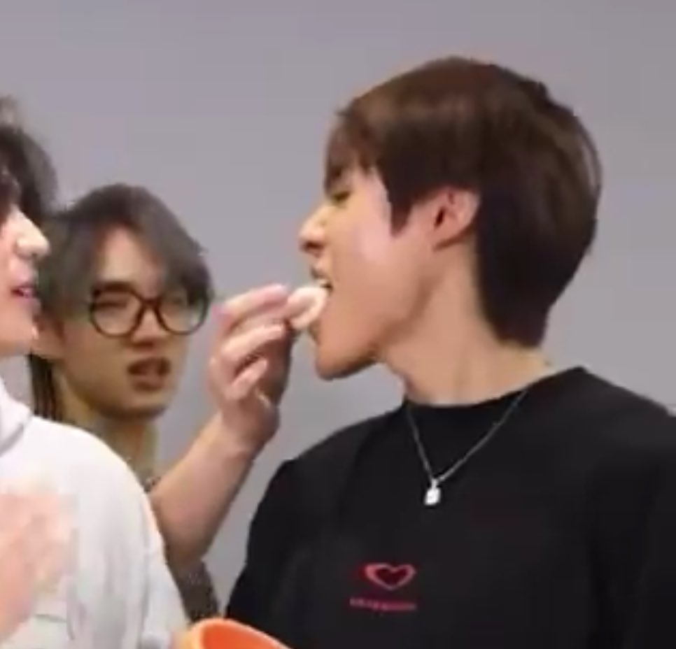 sleepalldayss_'s tweet image. ลองชิมมั้ย?                                    ลอง!!!!