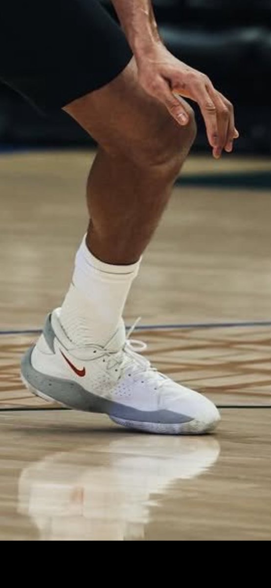 ManagerNorthh's tweet photo. @BleacherReport @Giannis_An34 Red swoosh…Yah he’s coming to the Heat 🔥🔥🔥🔥 https://t.co/5UZwbyvB7u