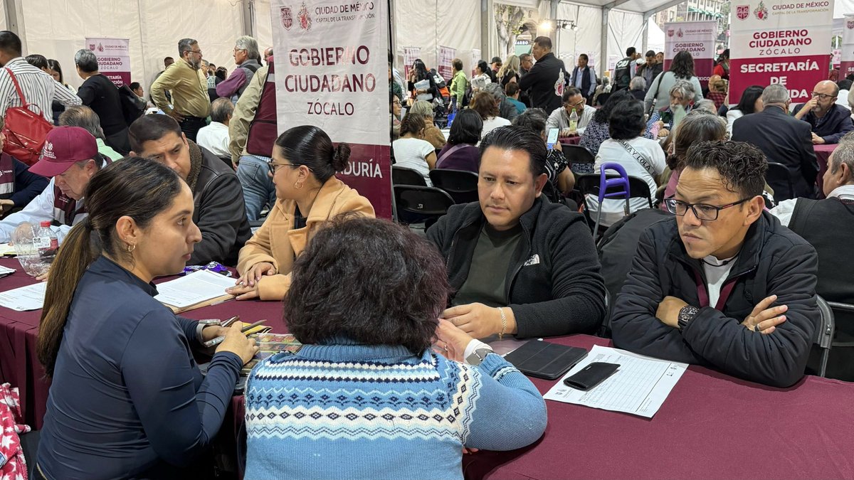 OmarPiH's tweet photo. 🗣️Atención directa, diálogo y seguimiento. 

Así trabajamos en el #ZócaloDeGobiernoCiudadano, acercando soluciones a la ciudadanía. 🤝

#CapitalDeLaTransformación
@ProsocCDMX 
#UnidadesHabitacionales 🏢 https://t.co/lc5VFGZYd1