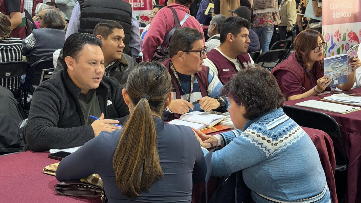 OmarPiH's tweet photo. 🗣️Atención directa, diálogo y seguimiento. 

Así trabajamos en el #ZócaloDeGobiernoCiudadano, acercando soluciones a la ciudadanía. 🤝

#CapitalDeLaTransformación
@ProsocCDMX 
#UnidadesHabitacionales 🏢 https://t.co/lc5VFGZYd1