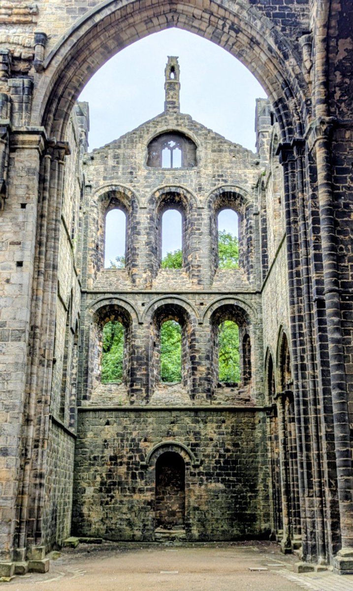 Jim73131158's tweet image. The beautiful Kirkstall Abbey in Leeds.

#wallsonwednesday #windowsonwednesday 
#leeds