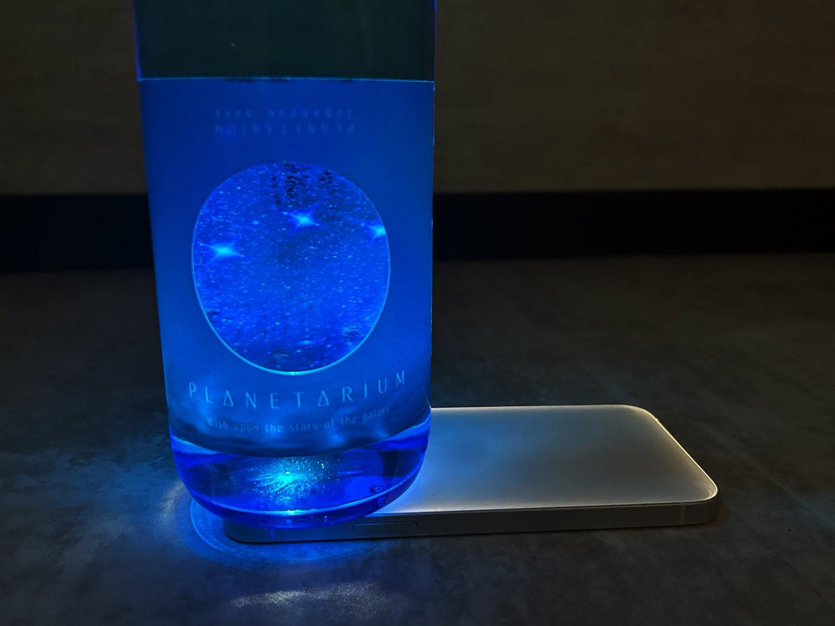 プラネタリウムの日本酒。ラベルの窓から中の星々を楽しめるデザイン。暗い部屋で下から照らせば、瓶ごと青く幻想的に、宇宙にように輝きます。