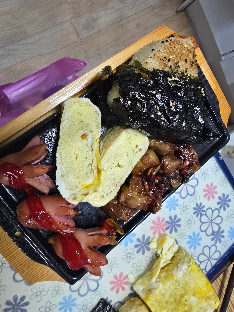 야끼오니기리 정식~
저거는 깐풍목살이에여 ( ´ ▿ ` )