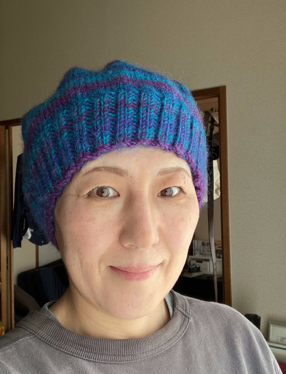初めて自分で最初から考えながら編み図無しで編んでみた〜。

今回クローバーの編み針買って編んでみたんだけど、やはり100円ショップのやつと全然違う。(当たり前)

道具大事ですねぇ。毛糸はセリアなんだけれど。

昨年11月から始めて四つ目。段々と上手になるもんだ。

#手編み #帽子