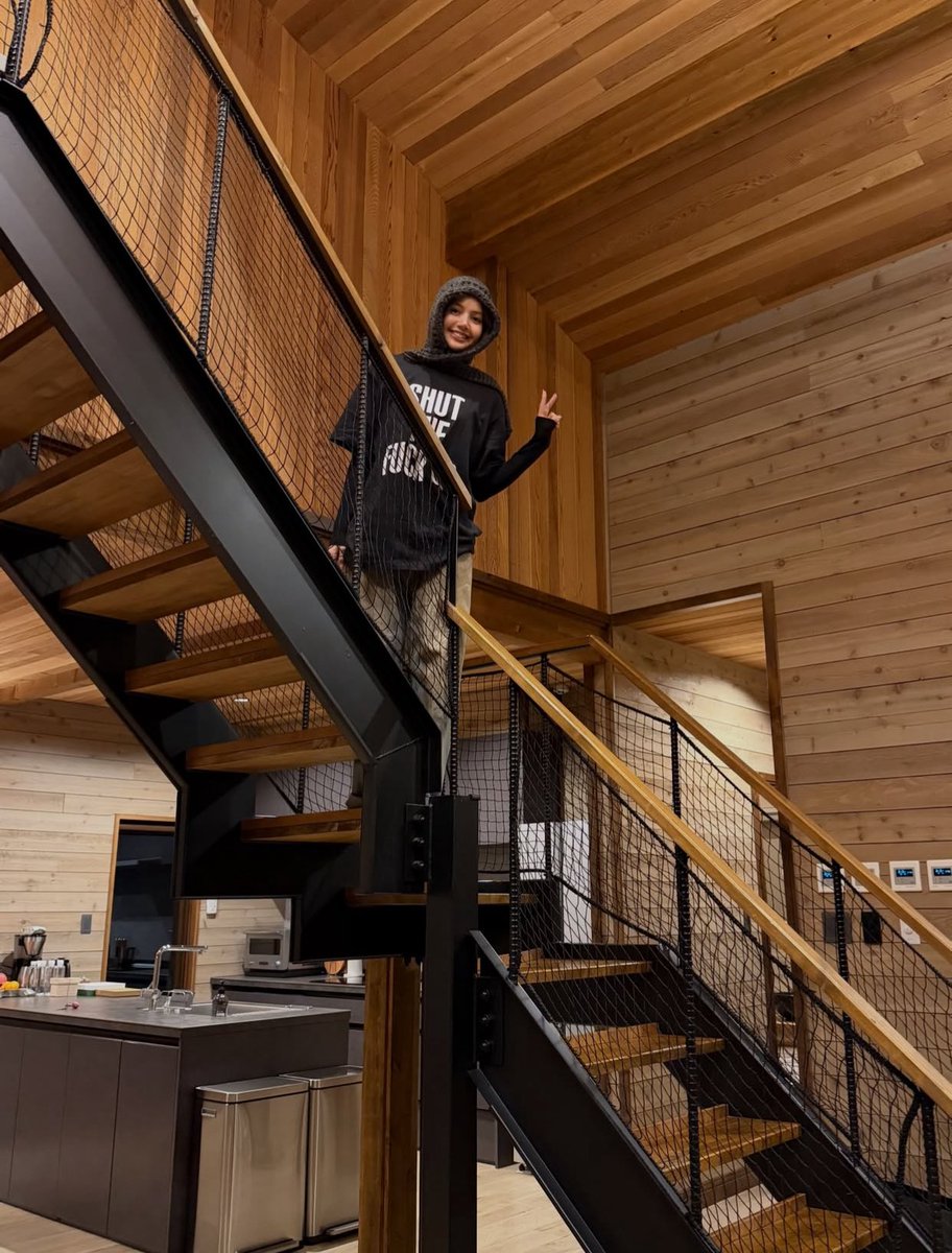 te tira todo un carrusel de fotos hot y entremedió te tira esta 😭 es que la amo